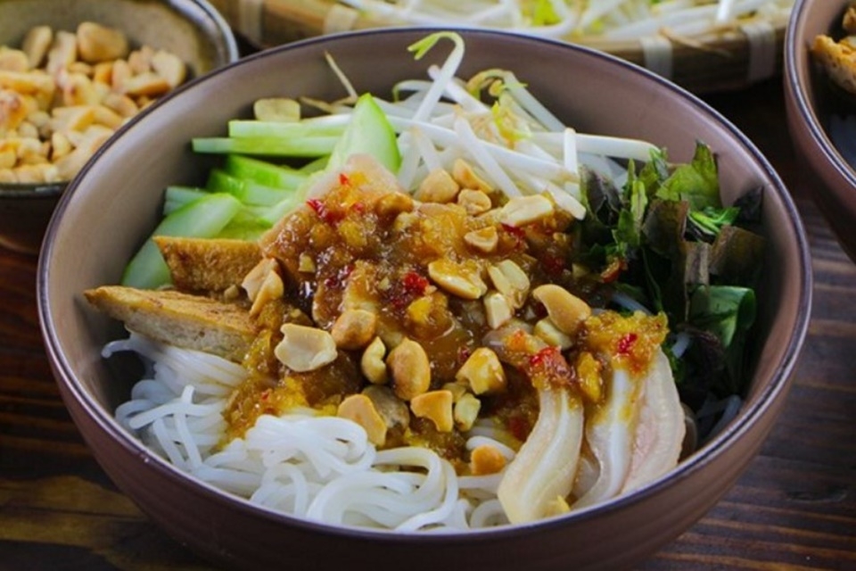 Hoàn thành món bún mắm nêm chả cá thơm ngon dậy vị