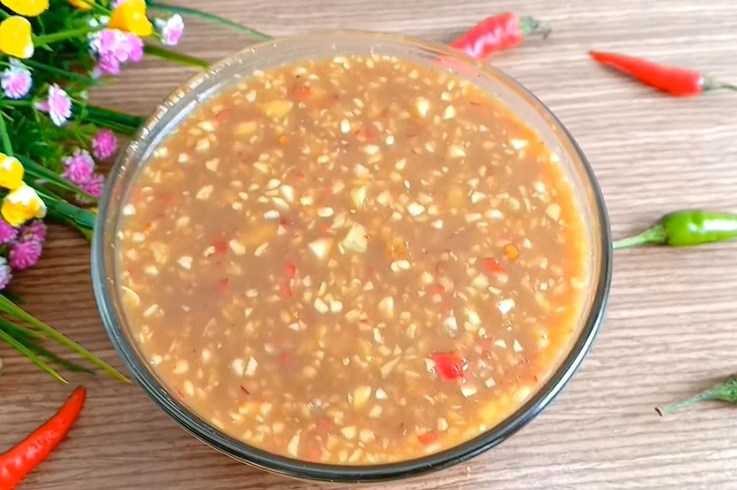 Pha mắm nêm ăn cùng bún mắm nêm thịt quay