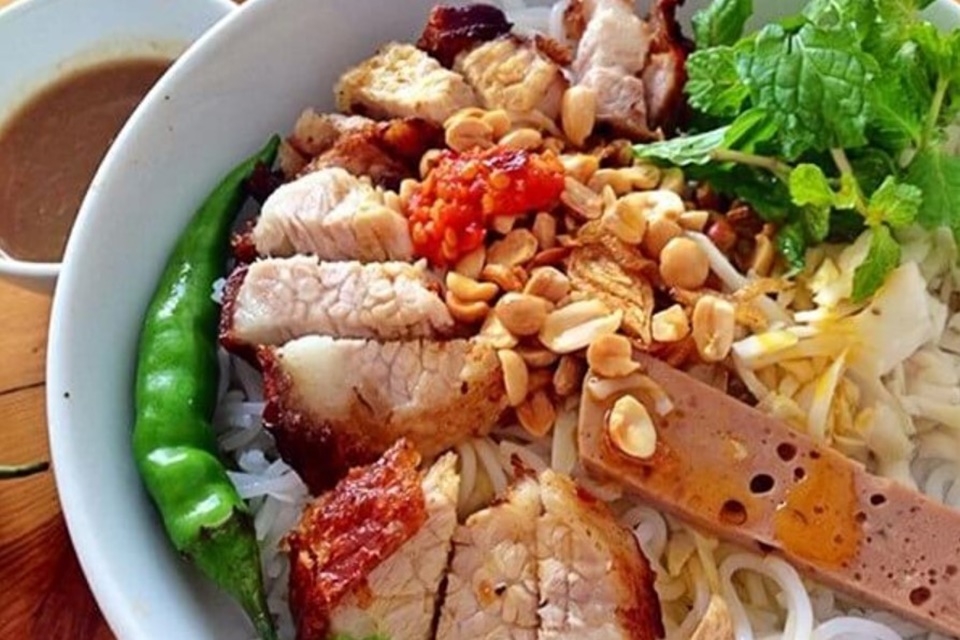 Hoàn thành món bún mắm nêm thịt quay