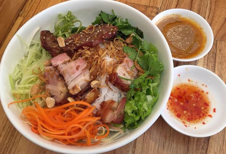 Thành phẩm món bún mắm nêm thịt quay thơm ngon