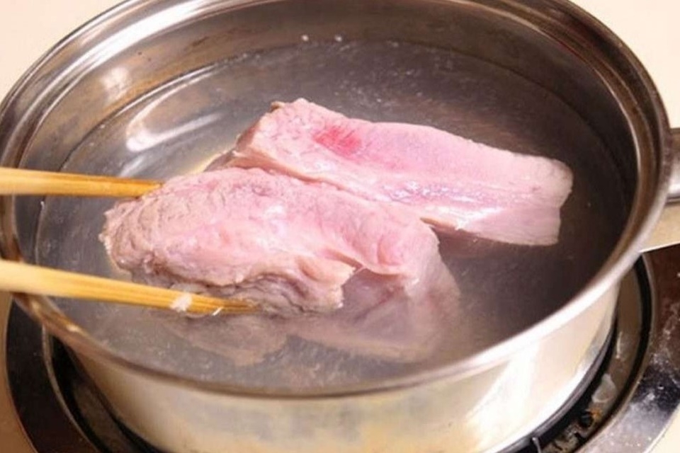 Sơ chế nguyên liệu bún mắm nêm thịt luộc