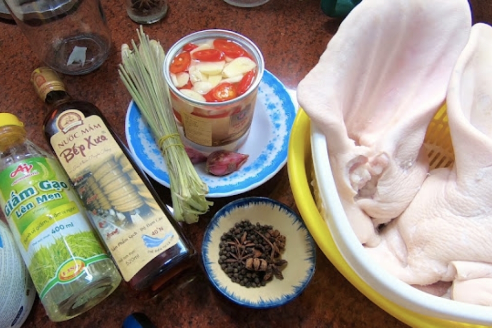 Tai heo ngâm nước mắm 2