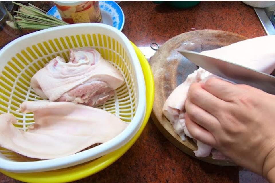 Tai heo ngâm nước mắm 3