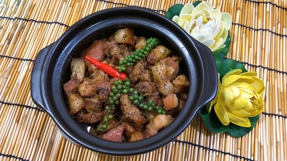 Thưởng thức thịt ba rọi kho tiêu