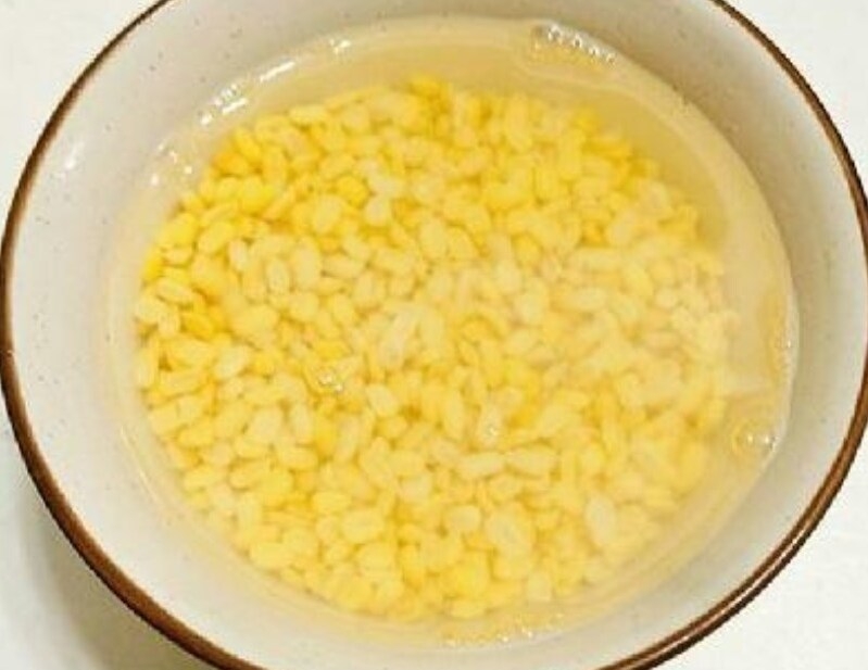 Đậu xanh vo sạch nhiều lần với nước