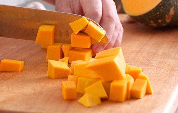 Bí đỏ cắt miếng nhỏ