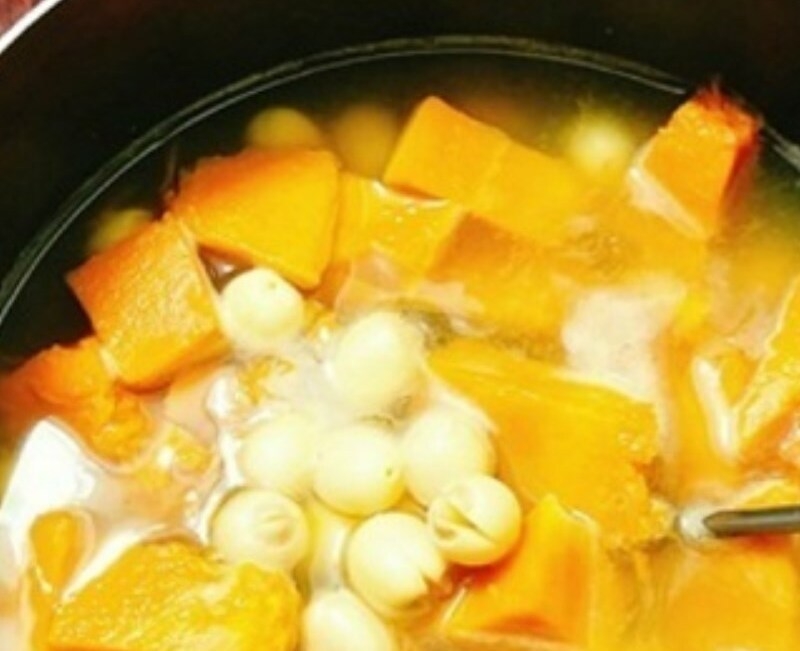 Nấu chín mềm hạt sen và bí đỏ