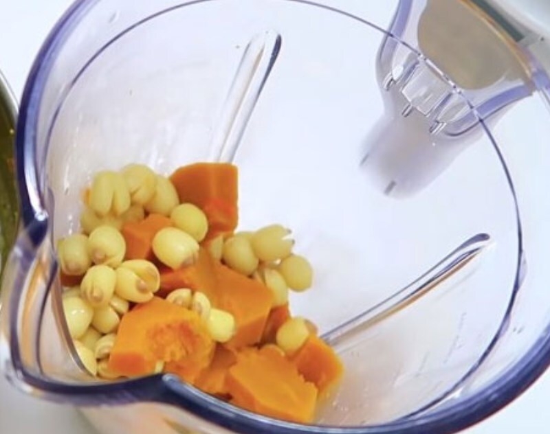 Xay nhuyễn bí đỏ hạt sen