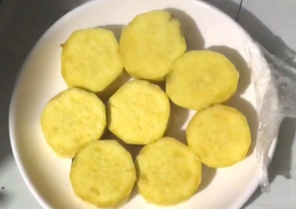 Luộc chín khoai lang rồi cắt khoanh tròn