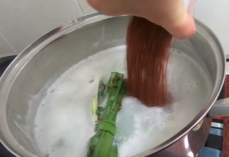 Cho gạo lứt vào sữa hạt sen