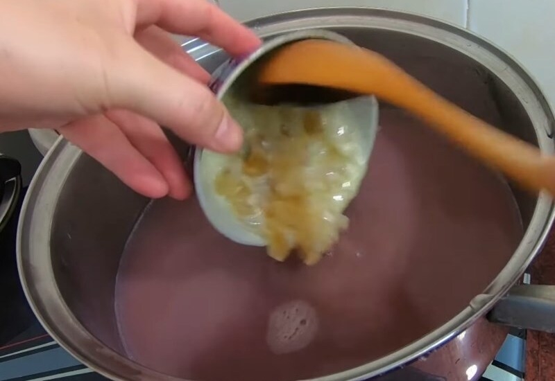 Đổ đường, sữa vào khuấy tan