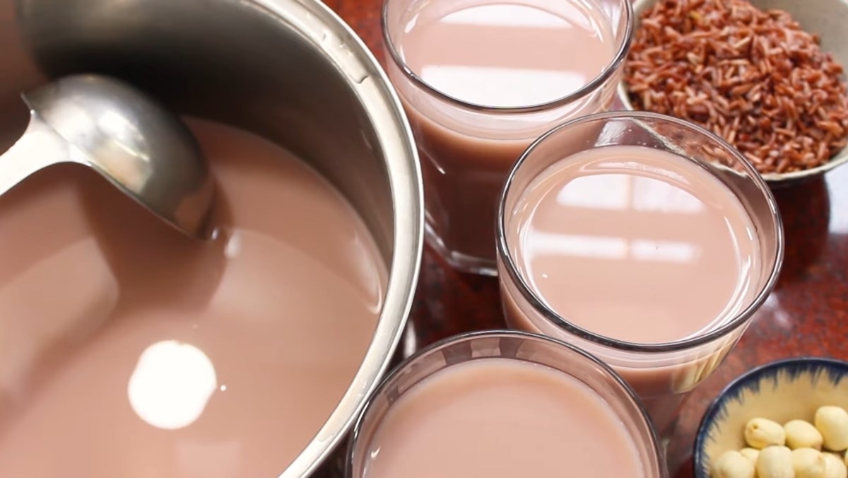 Sữa hạt sen gạo lứt có màu đỏ nâu đặc trưng, tỏa mùi thơm hấp dẫn, vị thanh ngọt, béo béo