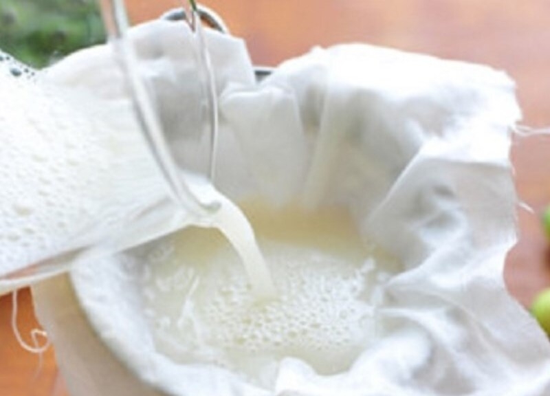 Lọc lấy nước cốt sen