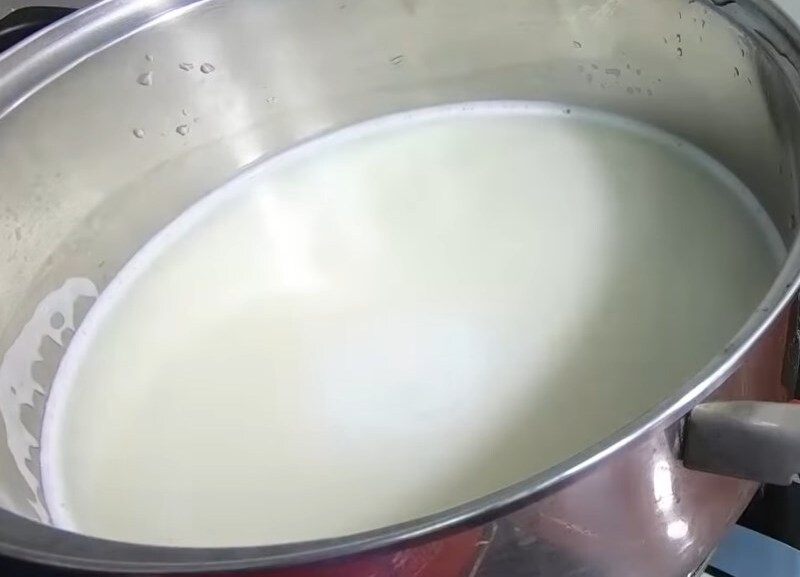 Cho sữa sen vào đun