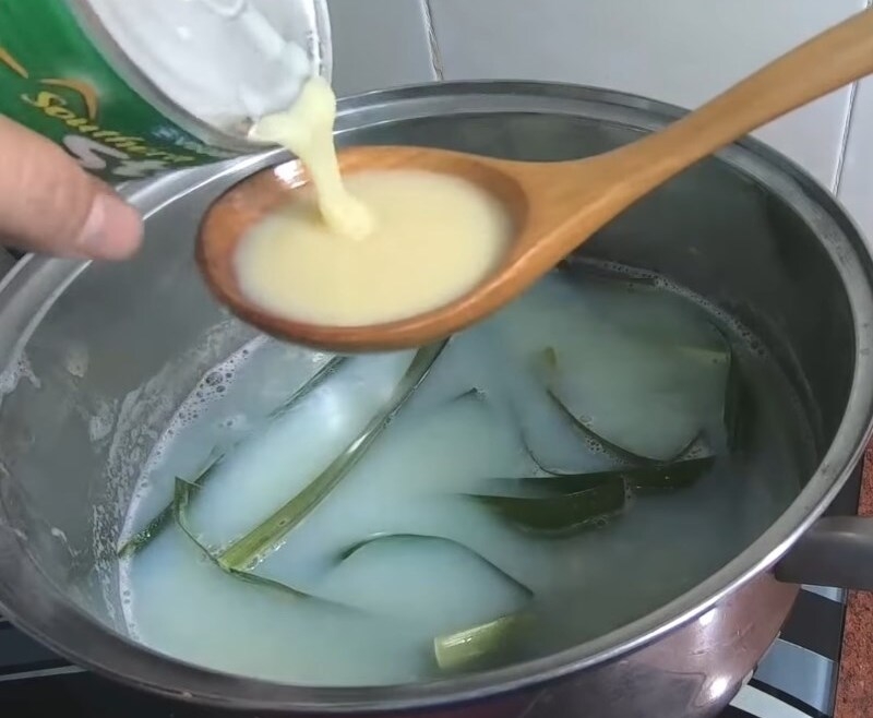 Đổ sữa đặc vào nồi sữa