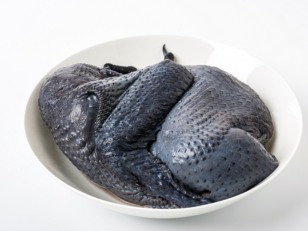 Thịt gà ác là nguyên liệu chính của món ăn, do đó cần chọn lựa cẩn thận