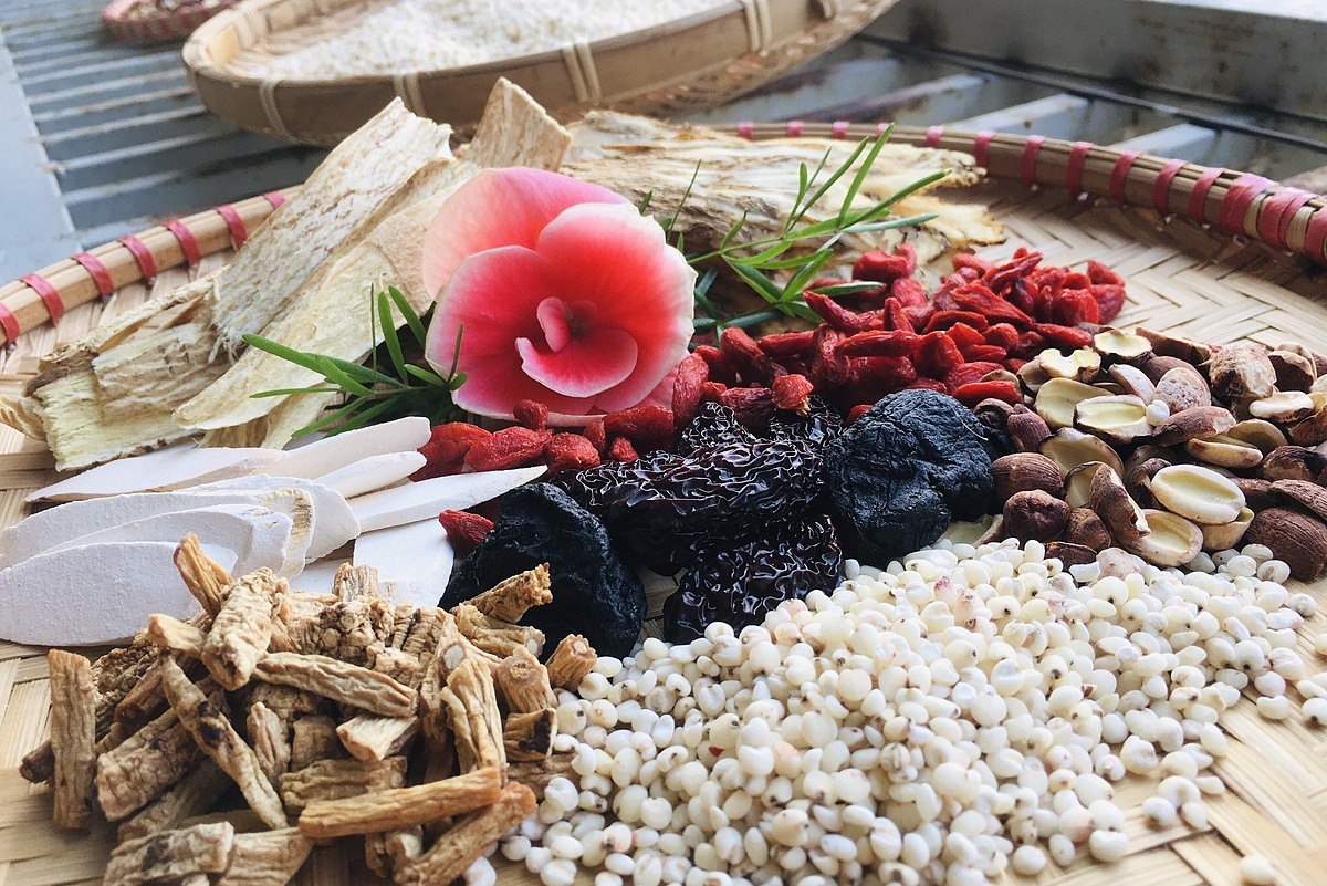 Rửa sạch các nguyên liệu hầm thuốc bắc