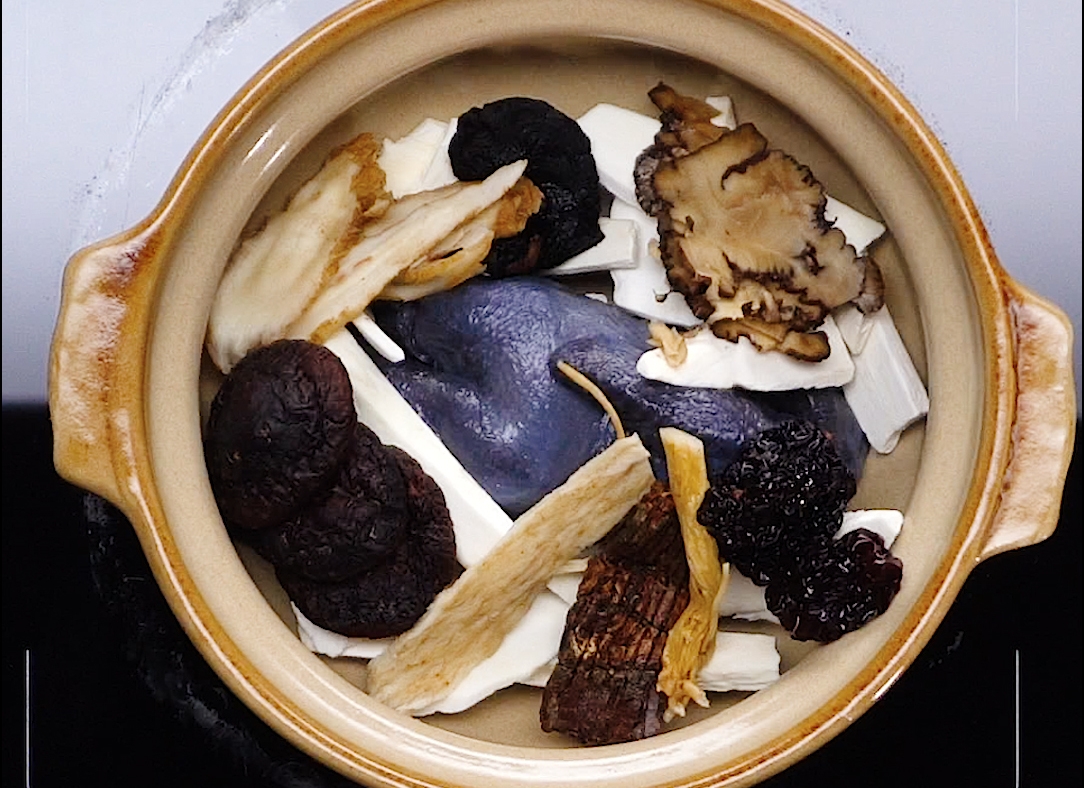 Cho gà ác và nguyên liệu thuốc bắc vào nồi