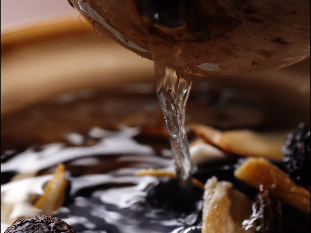 Cho nước dừa vào hầm mềm gà