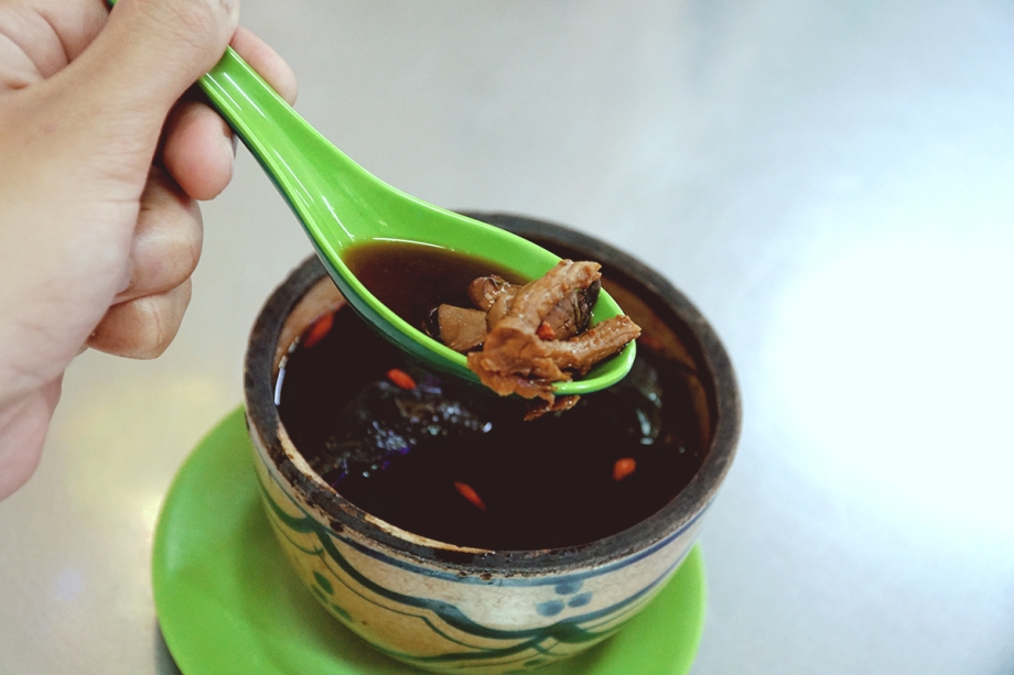 Gà tiềm thuốc bắc chống chỉ định với người cao huyết áp, rối loạn tiêu hóa hoặc mắc bệnh viêm nhiễm