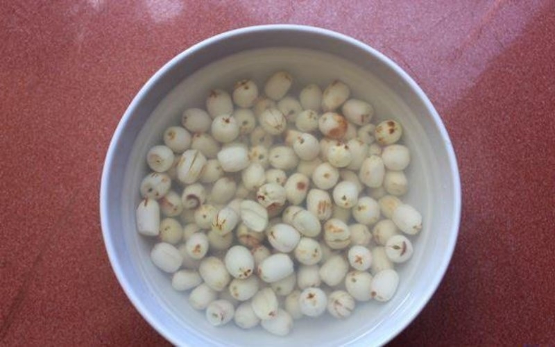 Ngâm hạt sen trong nước ấm