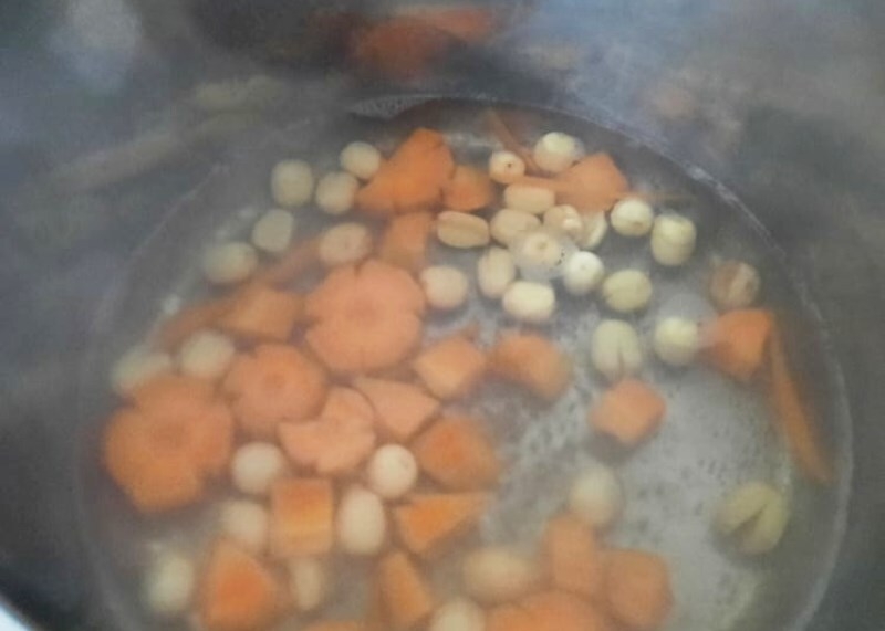Luộc hạt sen và cà rốt