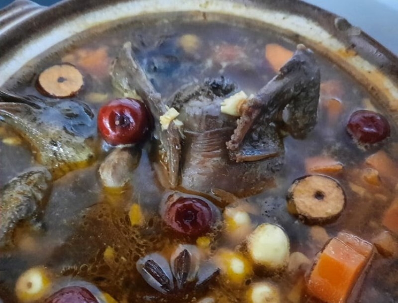 Cho các nguyên liệu đã sơ chế vào nồi và nêm nếm gia vị