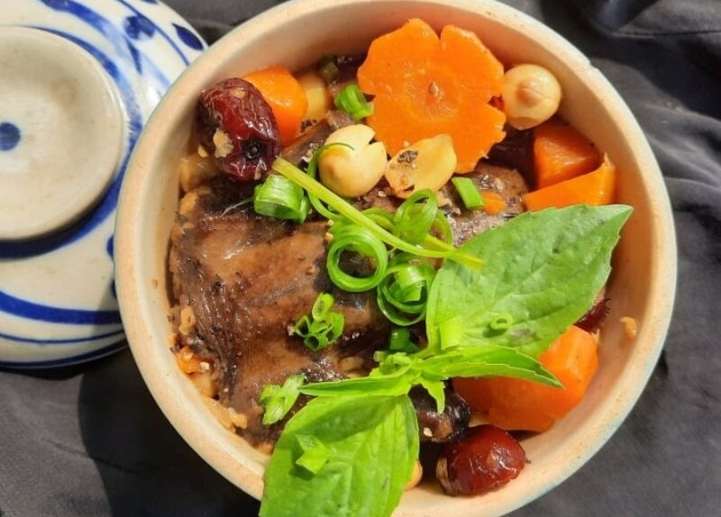 Món bồ câu hầm hạt sen mềm ngon, đậm đà