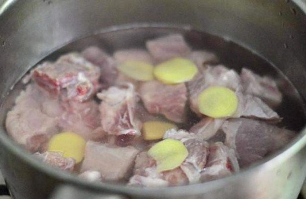 Sơ chế sườn heo nấu canh củ sen