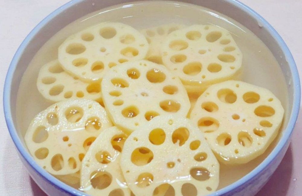 Sơ chế củ sen nấu canh củ sen