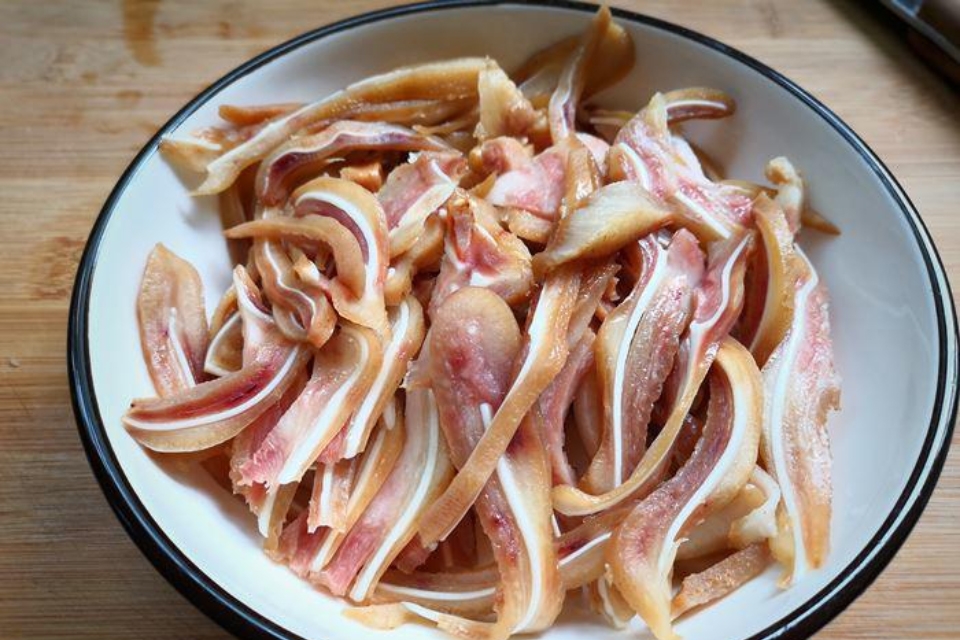 Tai heo luộc và thái lát mỏng