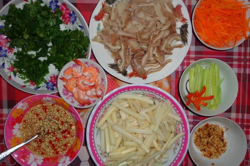 Nguyên liệu cần chuẩn bị cho món gỏi ngó sen tôm thịt, tai heo