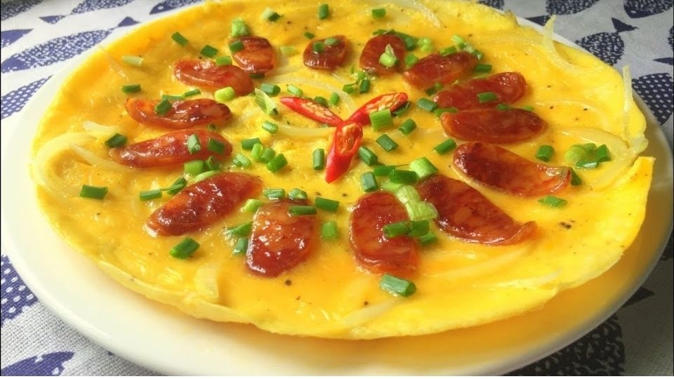 Trứng chiên lạp xưởng hấp dẫn