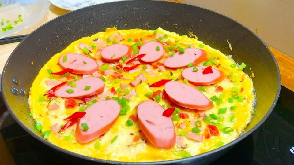 Trứng chiên xúc xích bắt mắt