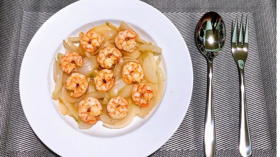 tôm xào hành tây giòn ngọt, mọng nước