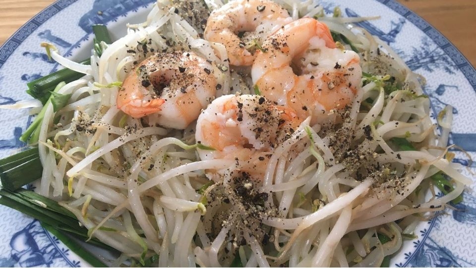 tôm xào giá đỗ hẹ mang lại hương vị thanh mát cho bữa cơm