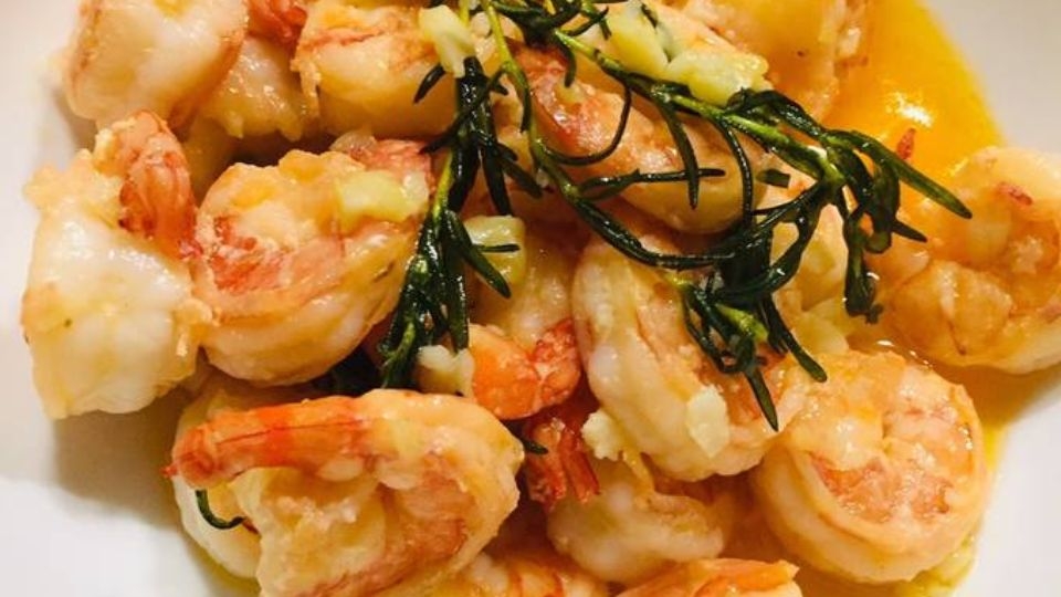 tôm xào bơ tỏi thơm béo, làm món nhậu cũng rất mê ly