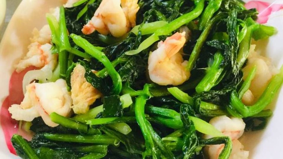 tôm xào rau cải đủ chất cho gia đình