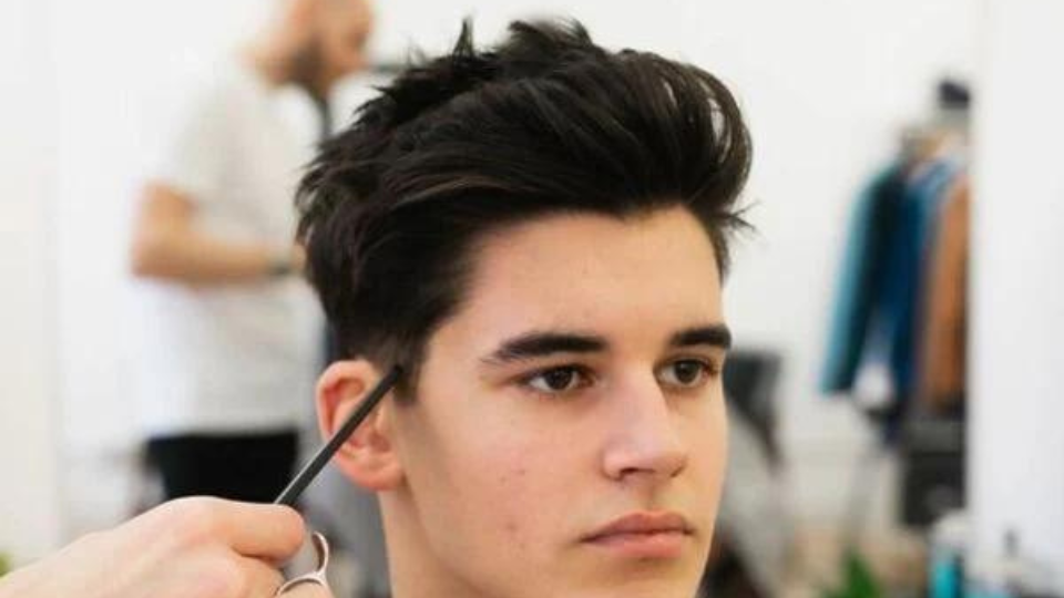 Kiểu short quiff uốn xoăn ngắn