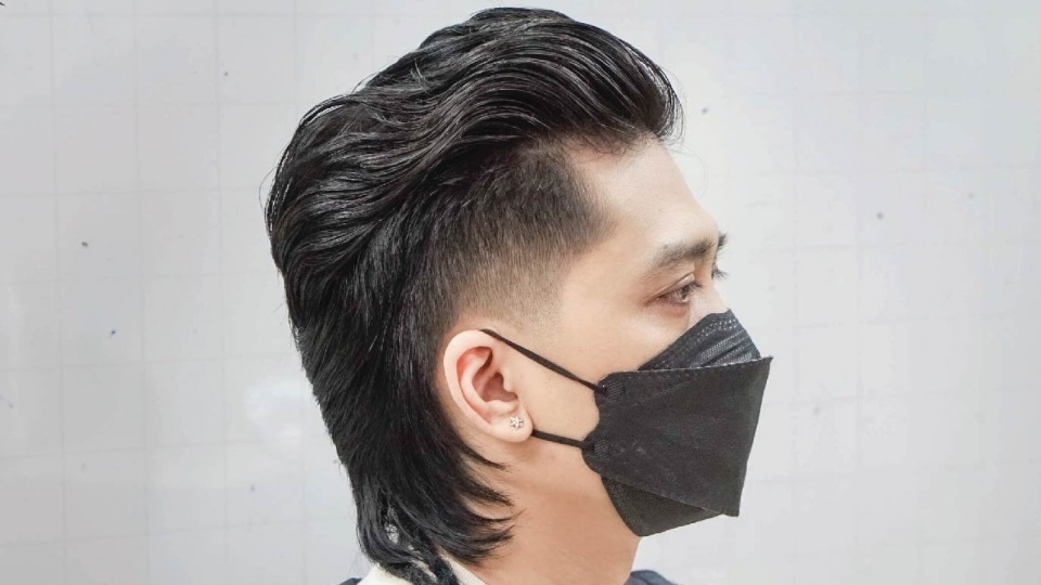 Tóc mullet vuốt ngược mang lại vẻ đẹp nam tính, lịch lãm