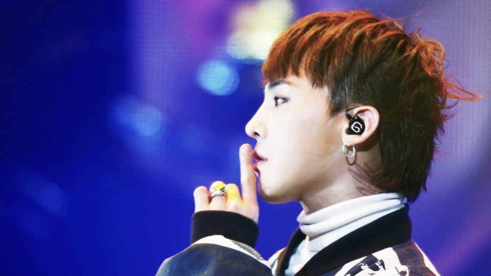 Tóc mullet của G-Dragon chỉ cần cắt gọn hai bên và để dài từ mái tới đuôi