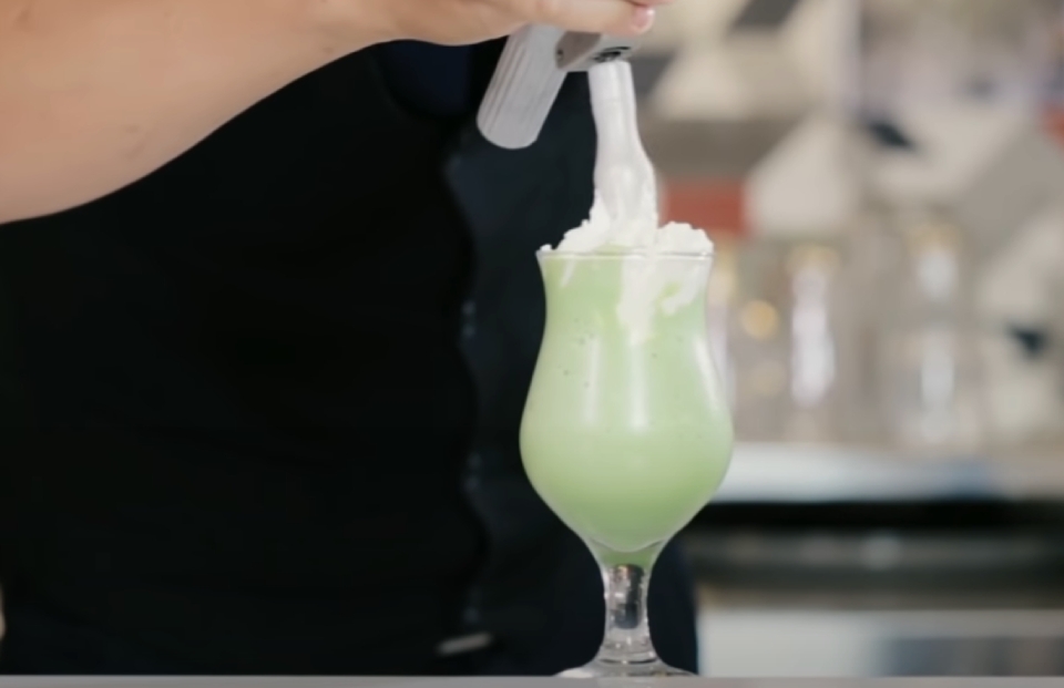 Thêm kem topping trên ly để trang trí