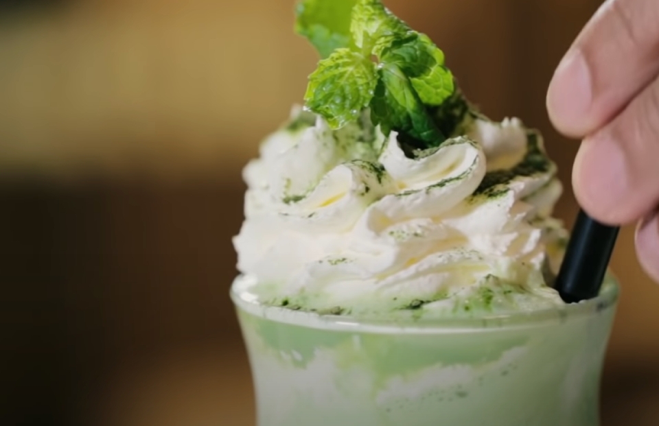 Thưởng thức ly Matcha đá xay hấp dẫn