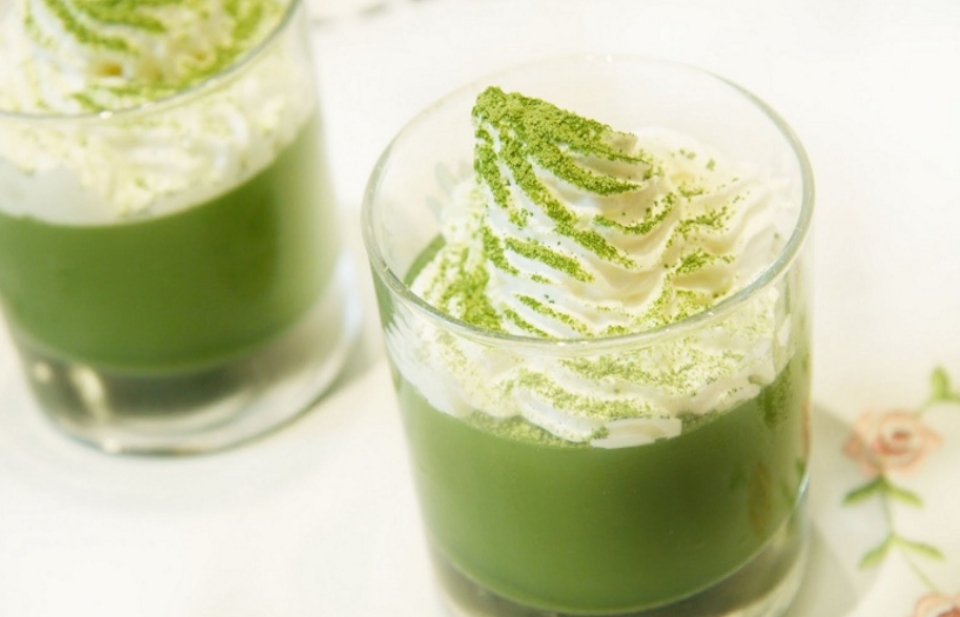 Rắc thêm bột trà xanh cho thêm phần hấp dẫn