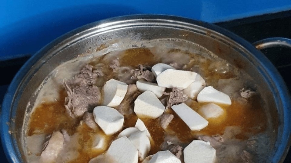 Cho khoai lang vào