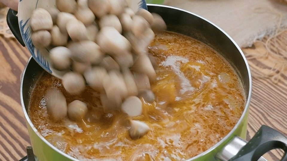 Cuối cùng là cho nấm vào