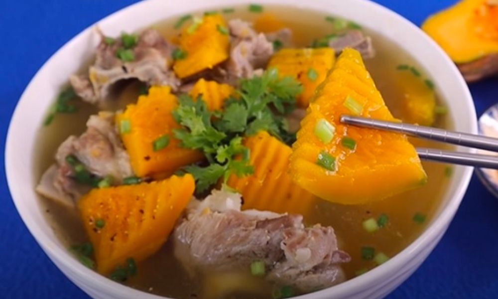canh bí đỏ hầm xương