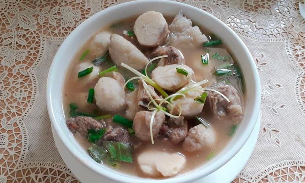 canh khoai môn hầm xương