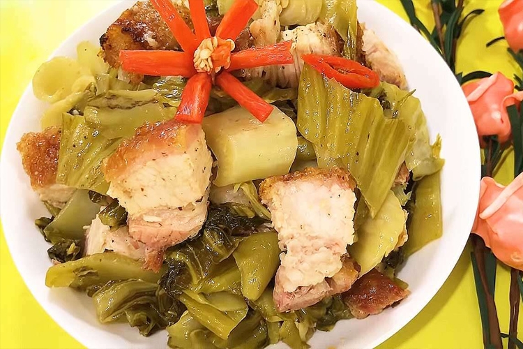 Heo quay xào cải chua