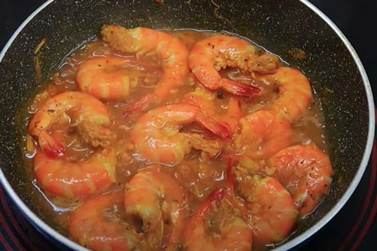 Vào bếp làm tôm rang me đậm đà (Hình 5)